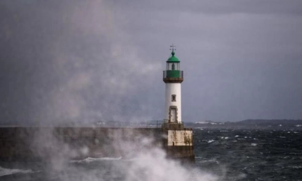 Η καταιγίδα Μπέλα "χτύπησε" την Γαλλία: Χιλιάδες κατοικίες χωρίς ρεύμα